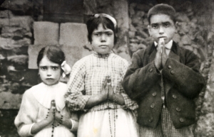 I veggenti di Fatima: i tre pastorelli Giacinta, Lucia e Francisco.