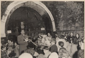 Bruno Cornacchiola davanti alla grotta delle apparizioni in una foto degli anni '50.